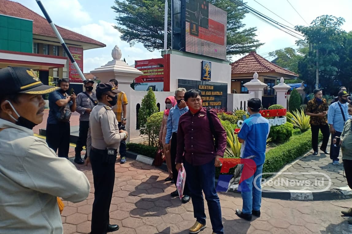 Puluhan warga Desa Mlarak didampingi team kuasa hukum, ketika Nngluruk ke PT.GSS Yogjakarta. (foto: Amar Makruf/rednews.id)