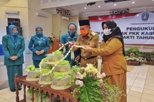 Keterangan Bupati Sugiri Sancoko saat potong tumpeng diserahkan Ketua TP PKK Kab Ponorogo Susilowati Sugiri Sancoko