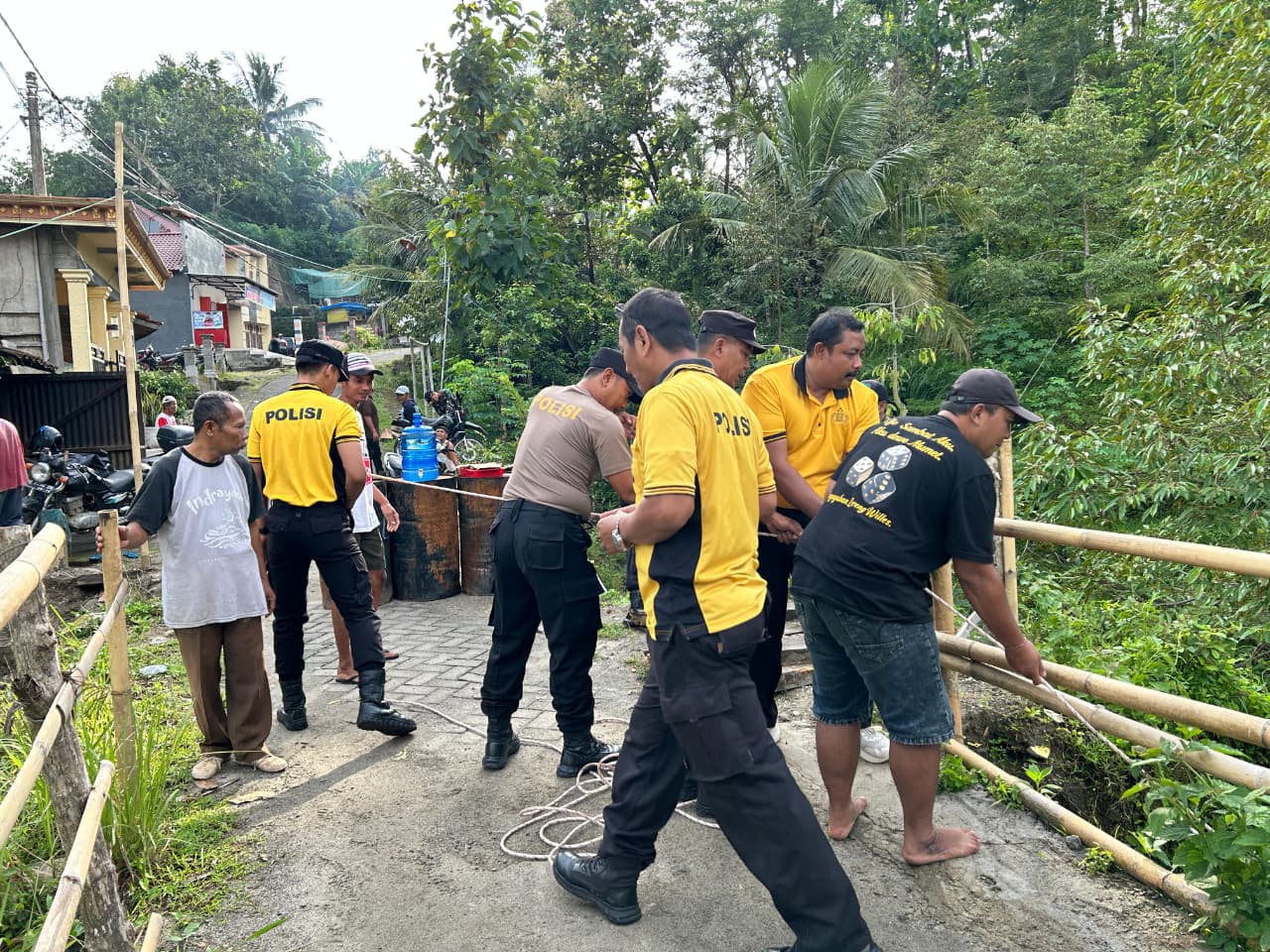 Polres Ponorogo Perbaiki Jembatan Darurat, Akses Dua Desa di Ngebel Kembali Normal