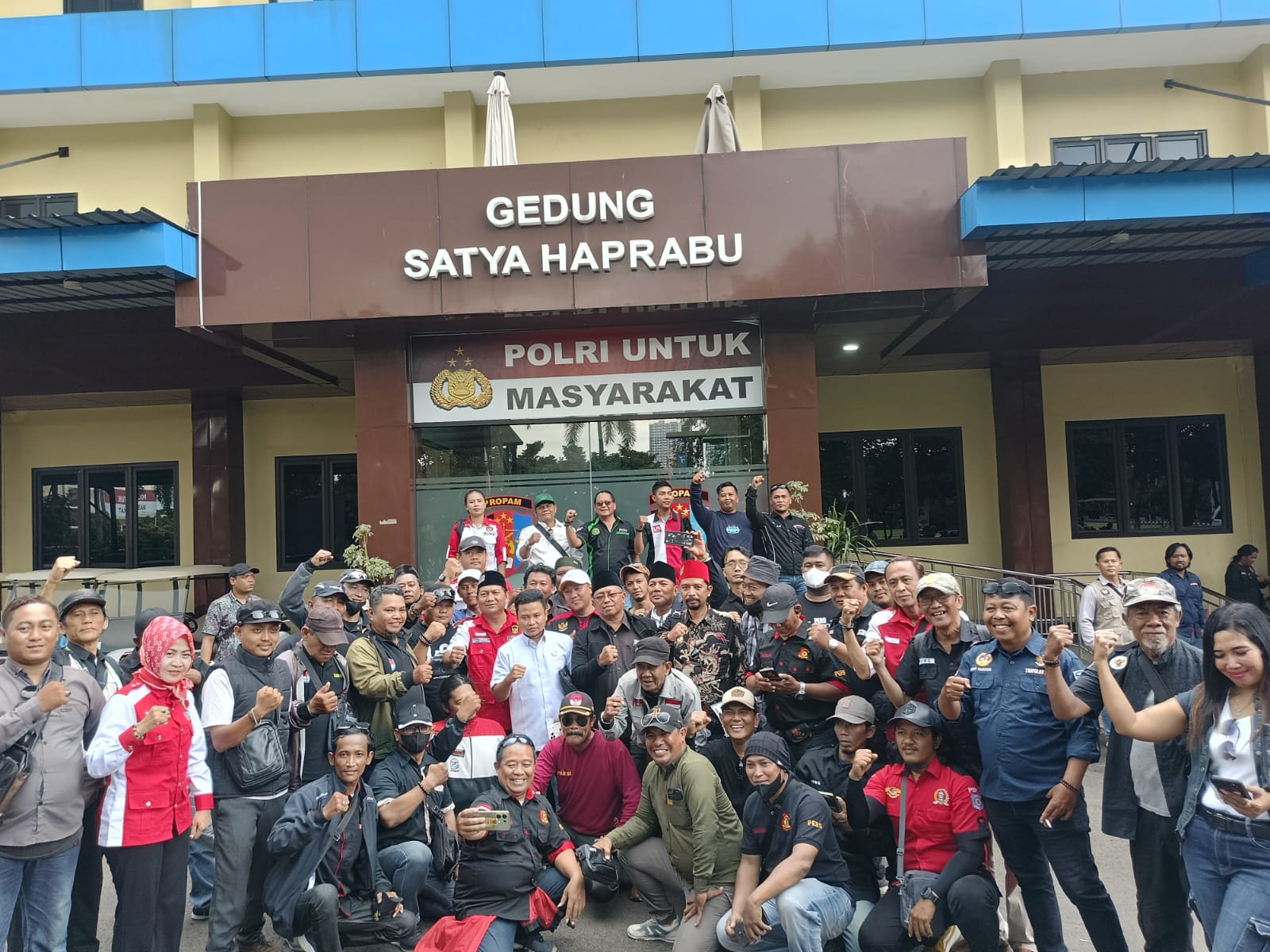 Ratusan Jurnalis Jatim Geruduk Mapolda jatim, Desak Usut Dugaan OTT “Settingan” dan Tangguhkan Penahanan jurnalis Amir