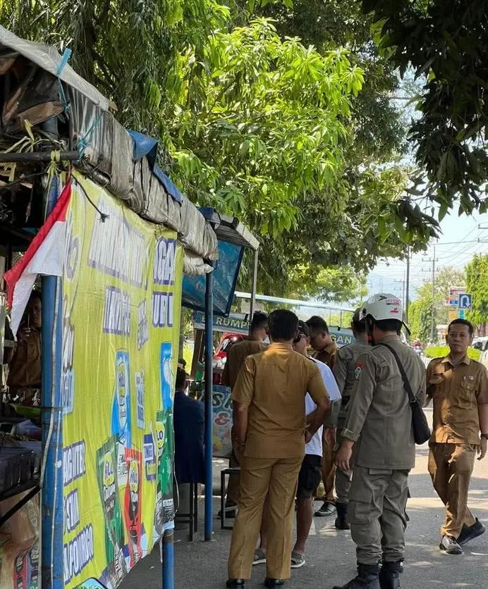 Pol PP Ponorogo tertibkan kaki lima langgar aturan di Jalan baru