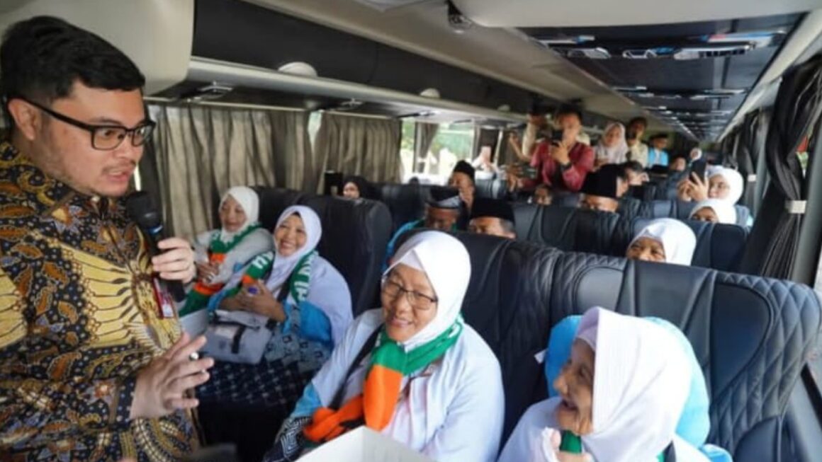 Mas Dhito, Berangkatkan 1213 Calon Jamaah Haji dari Kawasan SLG