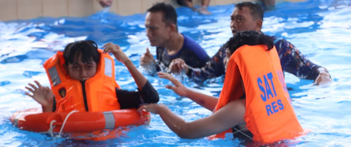 Satpolairud Polres Lamongan Bekali Santri Keterampilan Berenang dan Penyelamatan di Perairan