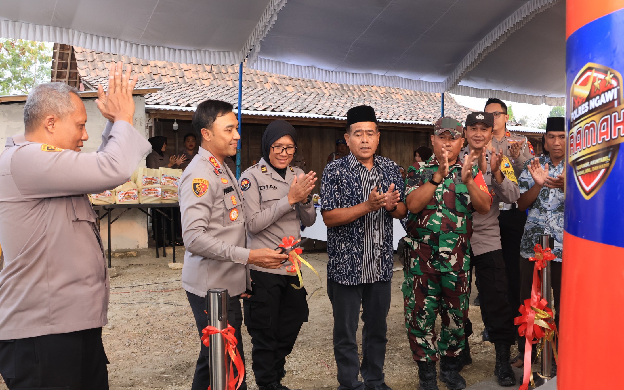 Atasi Kekeringan, Polres Ngawi Bangun Sumur Bor Presisi dan Bagikan Bansos di Kasreman
